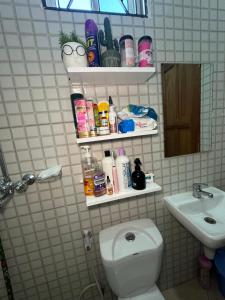 W łazience znajduje się toaleta, umywalka i lustro. w obiekcie Stay with soniyah w mieście Dar es Salaam