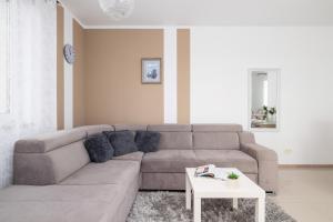 sala de estar con sofá y mesa en Modern Apartment with Parking in Cracow by Rent like home, en Cracovia
