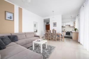 sala de estar con sofá y mesa en Modern Apartment with Parking in Cracow by Rent like home, en Cracovia