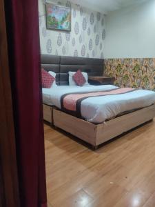 een slaapkamer met een bed in een kamer bij Hotel Rose Garden - Janakpuri in New Delhi