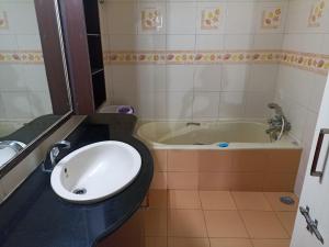 La salle de bains est pourvue d'un lavabo et d'une baignoire. dans l'établissement gargi vill guest house, à Pune