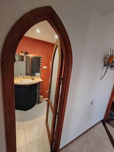タリファにあるApartamento Frente Al Marのバスルーム(洗面台、鏡付きのアーチ型のシャワー付)