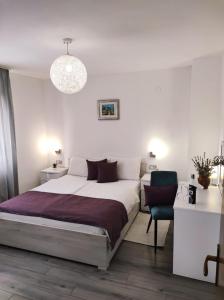 1 dormitorio con 1 cama grande y 1 silla en Villa Iva, en Rakovica
