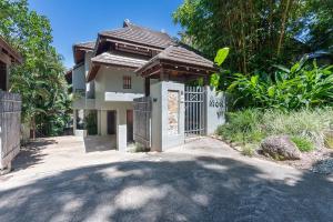 una casa con puerta y entrada en Coco Villa - Central Mediterranean-style Pool Oasis, en Port Douglas