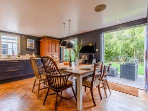 una cucina e una sala da pranzo con tavolo e sedie di 3 Bed in Faversham 78880 a Faversham