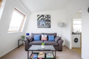 ein Wohnzimmer mit einem Sofa und einem Tisch in der Unterkunft Chester Stays - Best Value Apartment with Free Parking in the heart of Chester in Chester