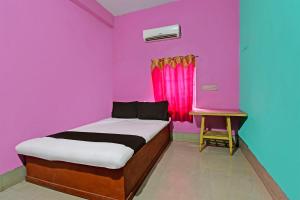 OYO Jangipur Lodge tesisinde bir odada yatak veya yataklar