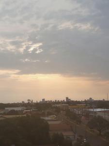 Blick auf eine Stadt mit dem Himmel in der Unterkunft Turis Hotel in Dourados