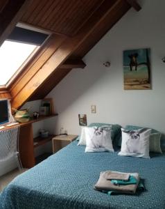 una camera con letto e piumone blu di Résidence des Igues a Compolibat
