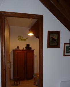 un corridoio con una porta con un orsacchiotto seduto sopra di Résidence des Igues a Compolibat