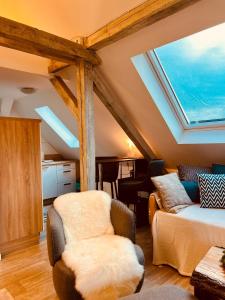 a living room with a skylight in the ceiling at Auszeit in Große Mühle