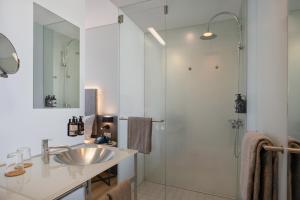 y baño con lavabo y ducha. en INNSiDE by Meliá München Parkstadt Schwabing, en Múnich