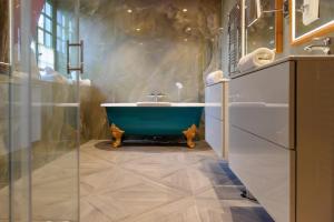 Salle de bains dans l'établissement Château de Courcelles - Relais & Châteaux