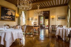 Restaurace v ubytování Château de Courcelles - Relais & Châteaux + 25 fotografií