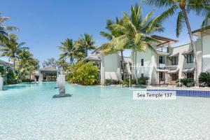 vista para a piscina no resort do templo do mar em Poolside Relaxation - Resort Retreat with Beach Access em Port Douglas