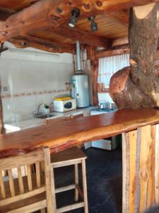 a kitchen with a wooden counter top in a cabin at CABAÑAS EL PALENQUE in Esquel