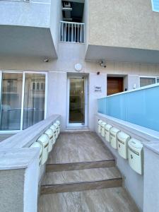 - un escalier dans un bâtiment avec un escalier dans l'établissement Targura Lodging, à Tarxien