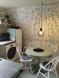 eine Küche mit einem Tisch und Stühlen in der Unterkunft Som hemma in Grästorp