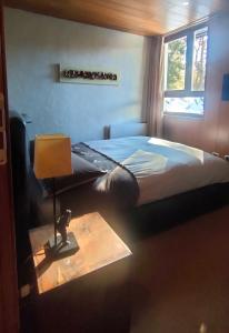 um quarto com 2 camas e uma mesa com um candeeiro em "Lo Chalet 450" vicino Cortina d'Ampezzo em Borca di Cadore