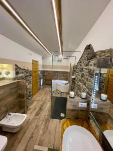 La salle de bains est pourvue de 2 lavabos et de 2 toilettes. dans l'établissement Armoni, à Rota d'Imagna
