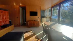 een grote kamer met een slaapkamer met een groot raam bij "Lo Chalet 450" vicino Cortina d'Ampezzo in Borca di Cadore