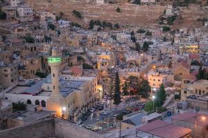 uma vista aérea de uma cidade à noite em Saraya locanda em Al Salt