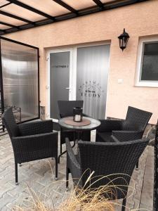 Ein Sitzbereich in der Unterkunft Apartmány Teddy Bojnice
