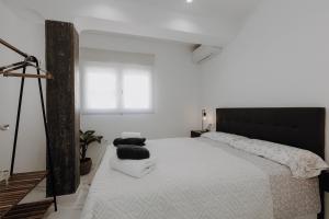 Un dormitorio con una cama grande con almohadas. en Excapada suite de Murcia, en Murcia