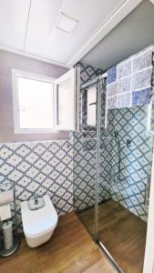 アギラスにあるFrente al marのバスルーム(洗面台、トイレ付)