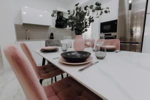 una cucina con tavolo e vaso di fiori di Excapada suite de Murcia a Murcia