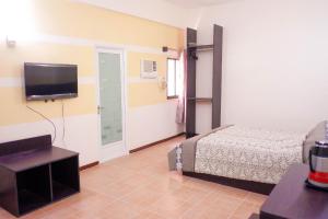 Postel nebo postele na pokoji v ubytování Metro Park Hotel Mandaue