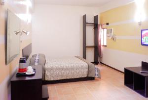 Postel nebo postele na pokoji v ubytování Metro Park Hotel Mandaue
