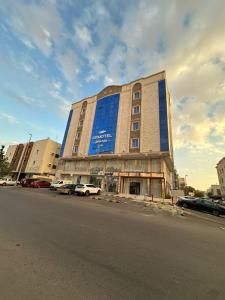 een gebouw met een blauw bord aan de zijkant bij PRIMOTEL Suites As Salamah in Jeddah