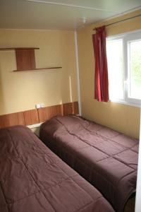 a bedroom with two beds and a window at Logis de l'Aubonnière in Chaille sous les Ormeaux