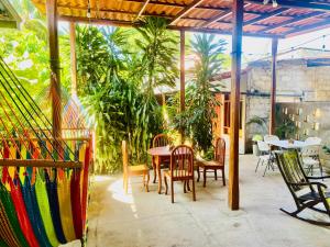 un patio con mesa, sillas y árboles en Casa de Gio en Moyogalpa