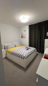um quarto com uma cama num quarto em LUXURY Leicester apartment em Leicester