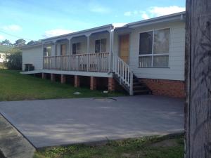 uma casa com um alpendre e uma entrada em Grey Pebbles em Nowra