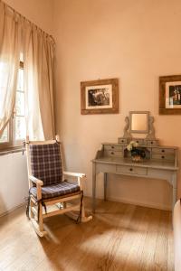 a room with a desk and a chair and a table at Borgo Dolciano in Chiusi