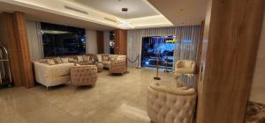 sala de estar con sofás y sillas en PRIMOTEL Suites As Salamah en Yeda