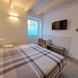 una camera con letto e TV a parete di Il Nido di Cristina CIPAT : 022006-AT-013439 ad Arco