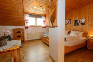 Postel nebo postele na pokoji v ubytování Almerhof - Waldferienhof Almer + 28 fotografií