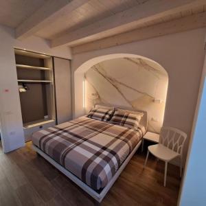 una camera con un grande letto e una finestra di Il Nido di Cristina CIPAT : 022006-AT-013439 ad Arco