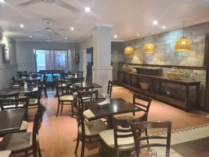Libertador Hotel في لا ريوخا: غرفة طعام مع طاولات وكراسي في مطعم