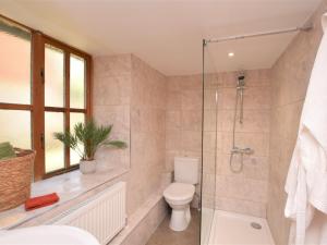 uma casa de banho com um WC e um chuveiro em 2 Bed in Merstone IC141 