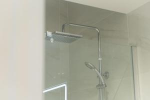 eine Dusche im Bad mit einer Duschkabine aus Glas in der Unterkunft Apartamento a estrenar en San Bernardo in Sevilla