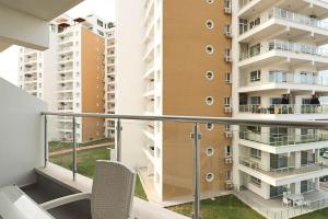 einen Balkon mit Blick auf einige Gebäude in der Unterkunft MyGuest Cornelius 29, Luxury Studio Apartment in Iskele