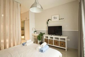 ein Wohnzimmer mit einem Bett und einem Fernseher in der Unterkunft MyGuest Cornelius 29, Luxury Studio Apartment in Iskele + 4 Fotos