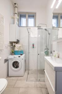 ブダペストにあるCentral Market Residenceの白いバスルーム(洗濯機、シャワー付)