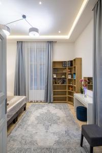 - une chambre avec un lit, un bureau et une fenêtre dans l'établissement Central Market Residence, à Budapest