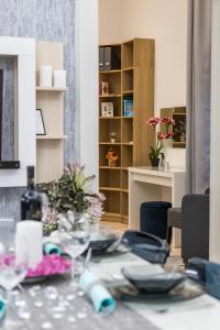 una mesa con vasos y platos encima en Central Market Residence, en Budapest